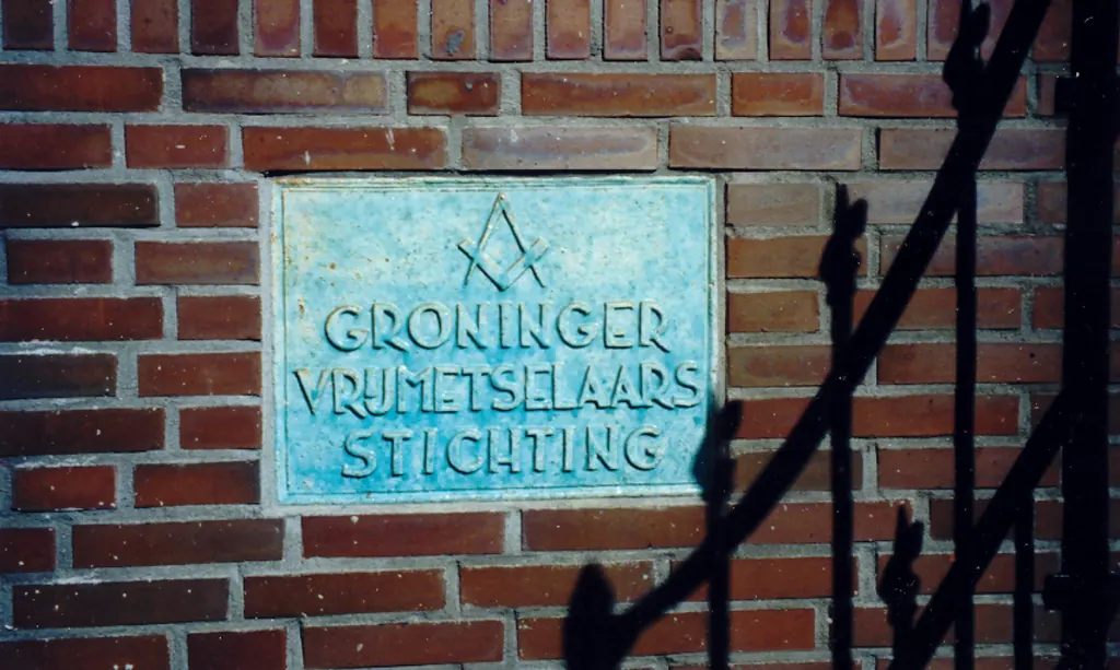 Gevelsteen van Loge In Tenebris Lux aan de Turfsingel in Groningen